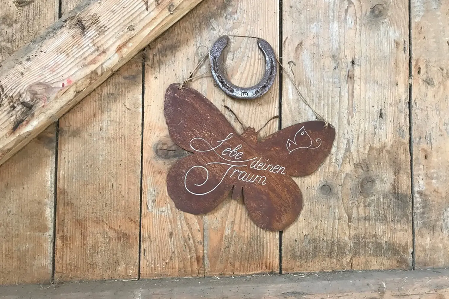 Text zum Holzschmetterling von Pferdepension und Zucht